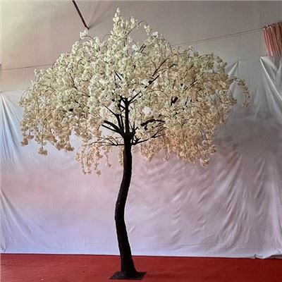 Hochzeit mit künstlichem Blütenbaum