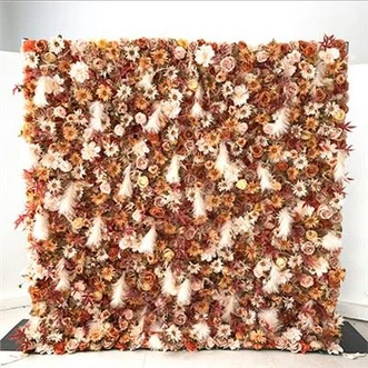 Kunstblumenwand im Freien
