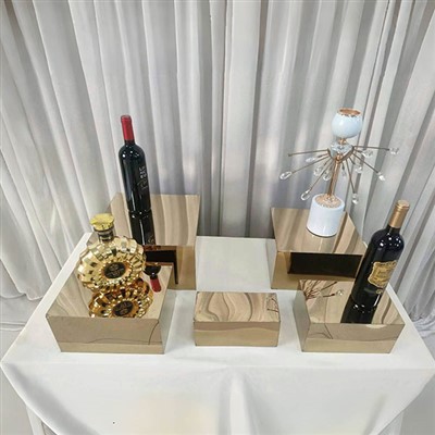 Goldfarbener Metallsockel