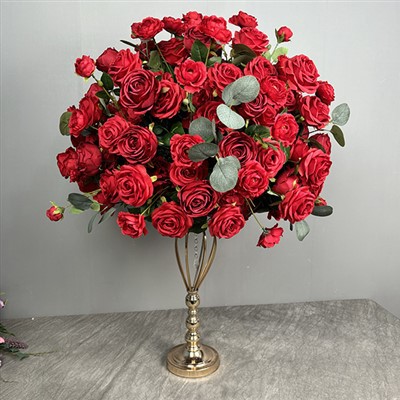 Rote Blumenkugeln für die Hochzeit