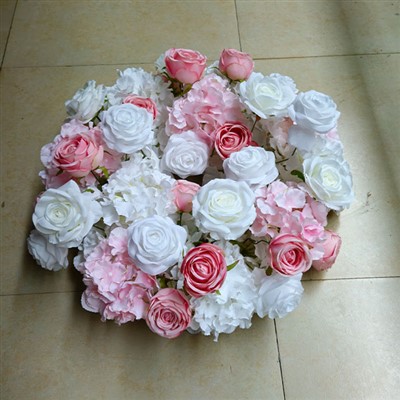 Weißer und rosafarbener Kranz